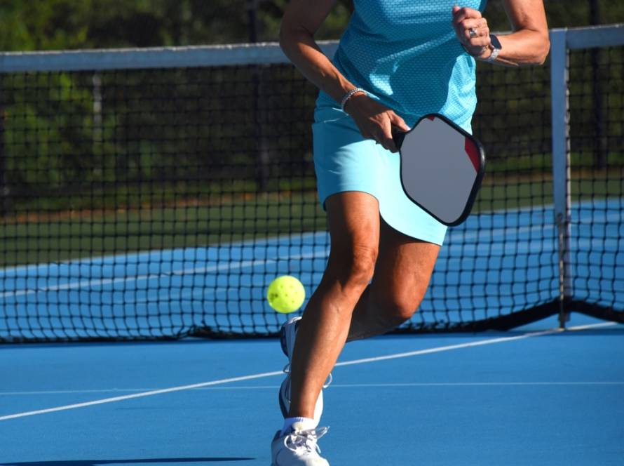 Pickleball-Spielerin ist aktiv auf dem Platz unterwegs