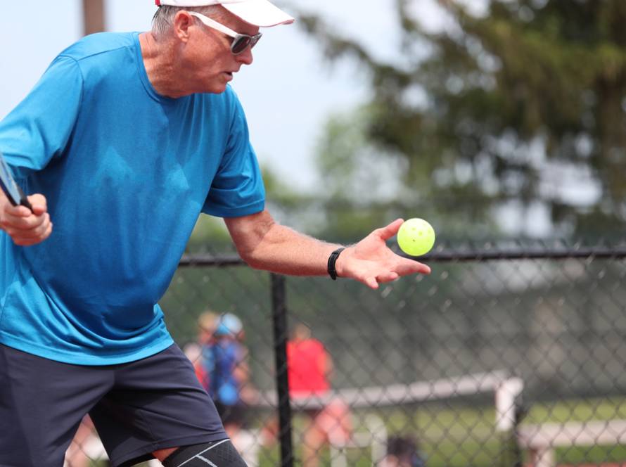 Ein Ball wird während eines Pickleball-Serve geworfen.