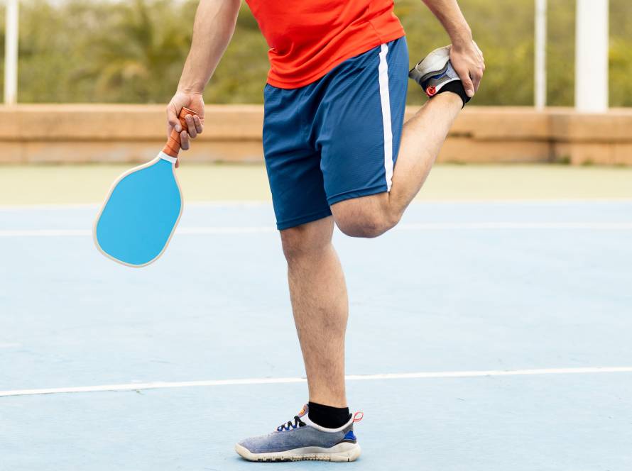 Mann wärmt sich vor dem Pickleball-Spielen auf