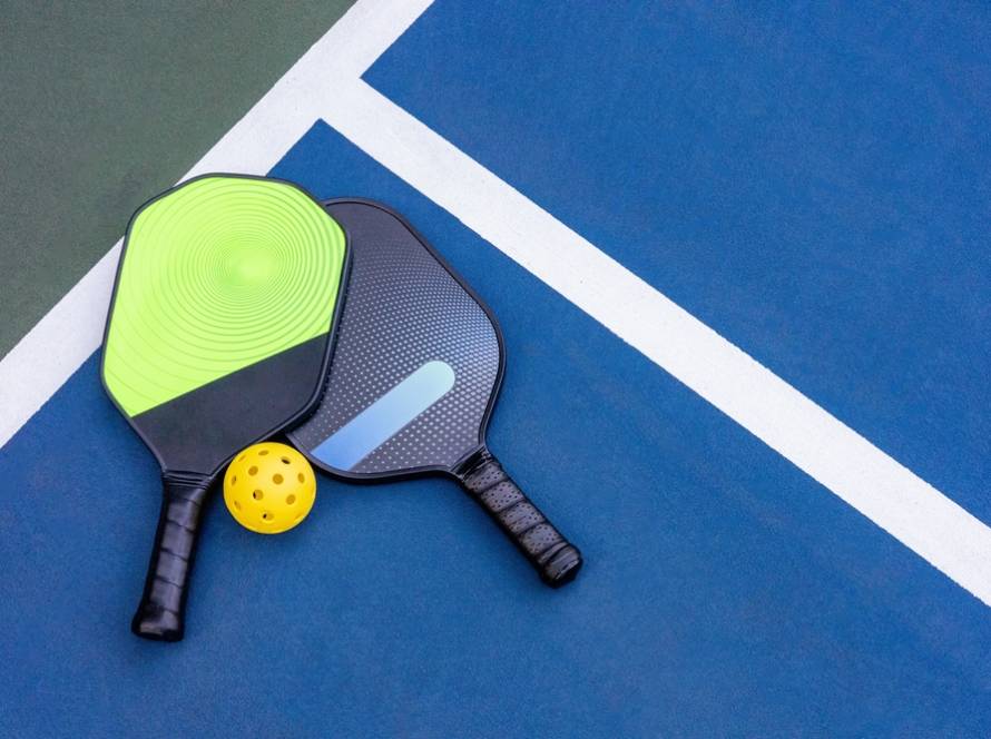 Ein Pickleball-Schläger ist auf blauem Platz