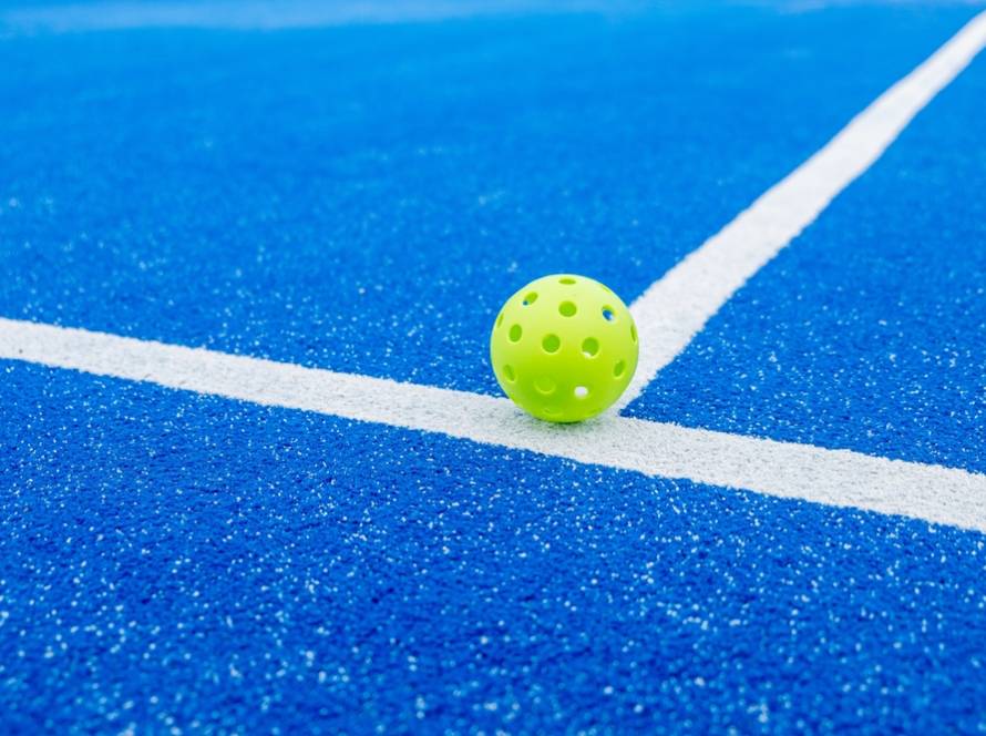 Grüner Pickleball in einem Pickleball Court