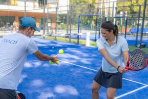 Frau lernt Padel spielen mit Coach